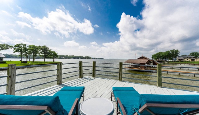 Cedar Creek Lake: Retro Lake House on Cove w/Party Deck & Full Water View!