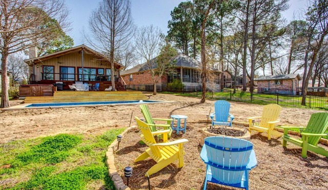 Cedar Creek Lakefront Vacation Rental with Pool