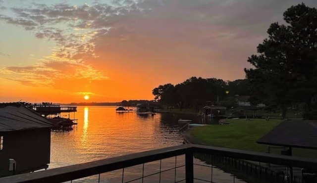 Cedar Creek Lakehouse: Firepit, Lake Access, Hot Tub, and Pet Friendly