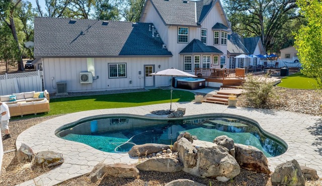 Cedar Creek Lodge with POOL/hot tub/sleeps 24!