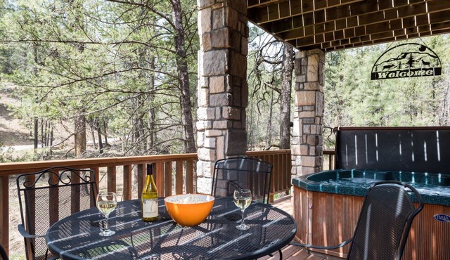 Cedar Creek Retreat | Hot Tub + Cozy Fireplace