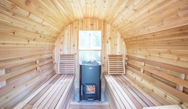 Cedar Creek Retreat! Pet Friendly & 25 minutes away from Duluth