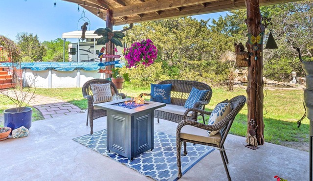 Cedar Creek Vacation Rental on 15 Acres w/ Hot Tub