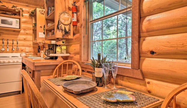 'cedar Falls Cabin 4': Nestled by Honey Creek