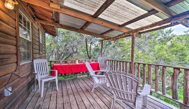 Cedar Falls Cabin: Nestled by Honey Creek