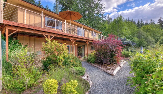 Cedar Field House on 2 Acres w/horseshoes, Volleyball, Fire pit, & More
