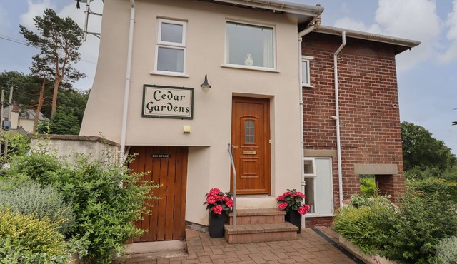 CEDAR GARDENS, family friendly in Llanbedr-Dyffryn-Clwyd