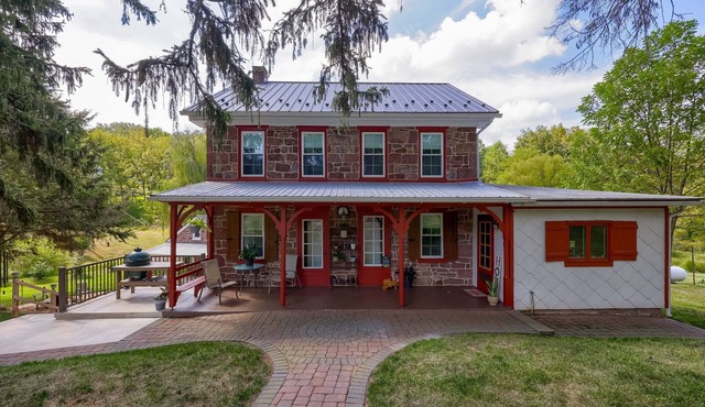 Cedar Glen Farmhouse 1800s Stone Retreat
