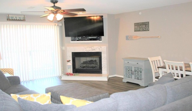 Cedar Glen, No steps, beautiful lake view, close to Ball Park and golf courses