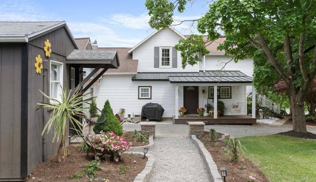 Cedar Grove Cottage: 3 bedroom garden paradise on Seneca Lake wine trail