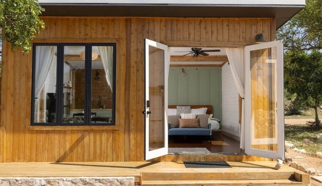 Cedar Haus - king bed and soaking tub