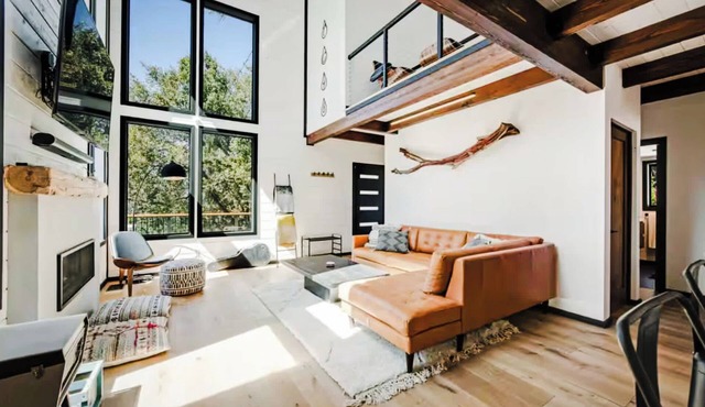 Cedar Haus: Modern Family Haven w Game Room, Hot Tub, EV Charger, Fully Fenced Y