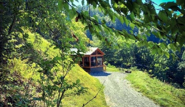 `Cedar Heights` Tiny House Cabin, Bryson City