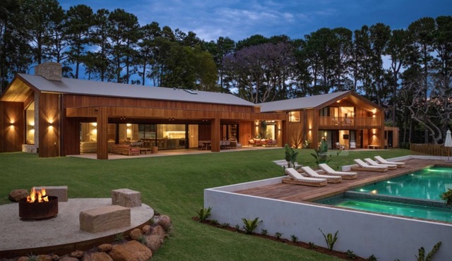 Cedar Hill: A Luxurious Barn-Style Retreat with Breathtaking Views