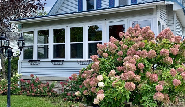 Cedar Hill Cottage perfectly located in downtown Boyne City!