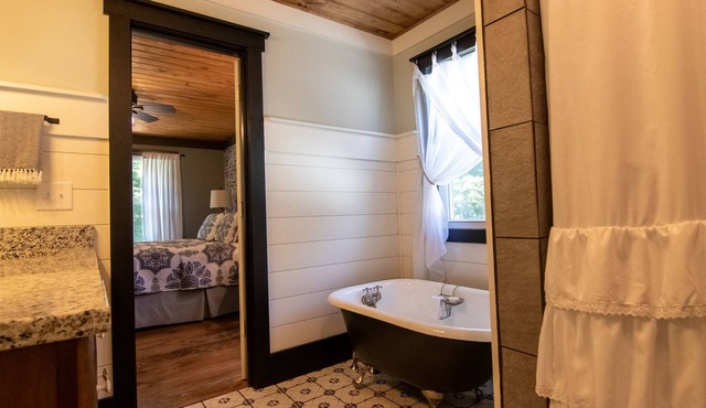 Cedar Hill Cottage - Secluded farmhouse near Serenbe and Atlanta.