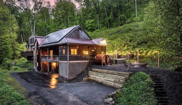 Cedar Hill Lodge | 10 Min to Mt Snow w/Hot Tub