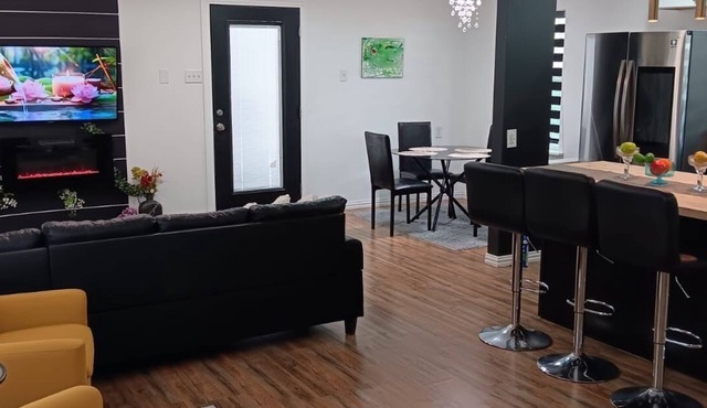 Cedar Hill Retreat-Family-Friendly, Outdoor Grill,Foosball, Close by Lake & Mall