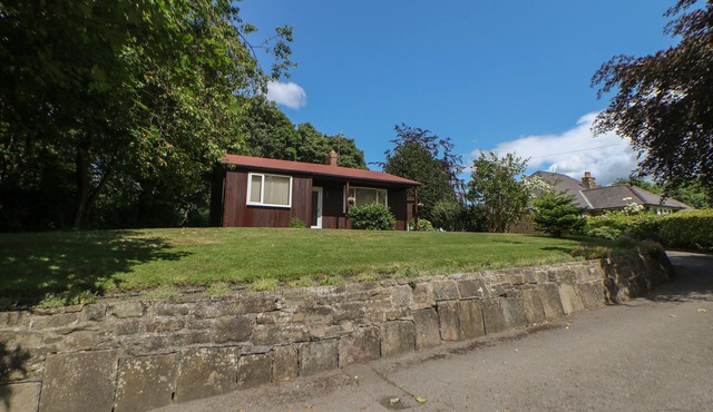 CEDAR HOLME, pet friendly, with a garden in Wingerworth