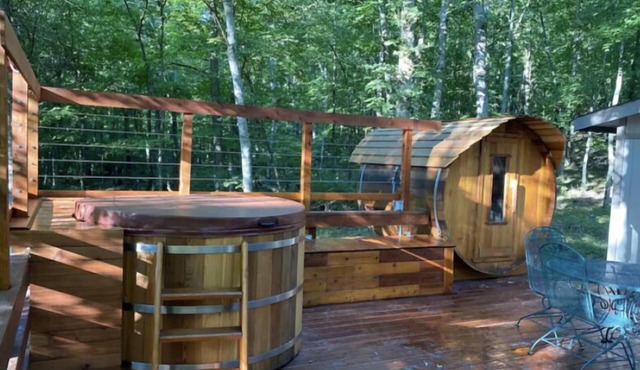 Cedar Hot Tub & Cedar Barrel Sauna nA Truly unique cabin at Innsbrook Resort !