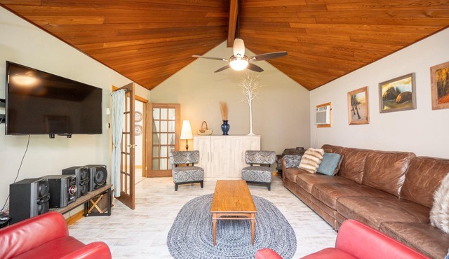 Cedar House on Lakefront Facing Elk Island in Victoria Beach-non-restricted area