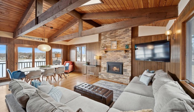 Cedar Lake getaway with sauna - cozy fireplace!
