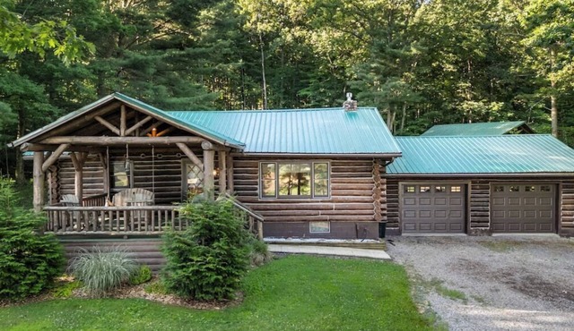 Cedar Lane Cabin: 3 bedroom authentic log cabin in the woods