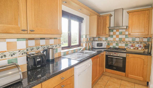 CEDAR LODGE, family friendly, country holiday cottage in Wadebridge