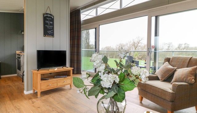 CEDAR LODGE, family friendly, with a garden in Newark-On-Trent