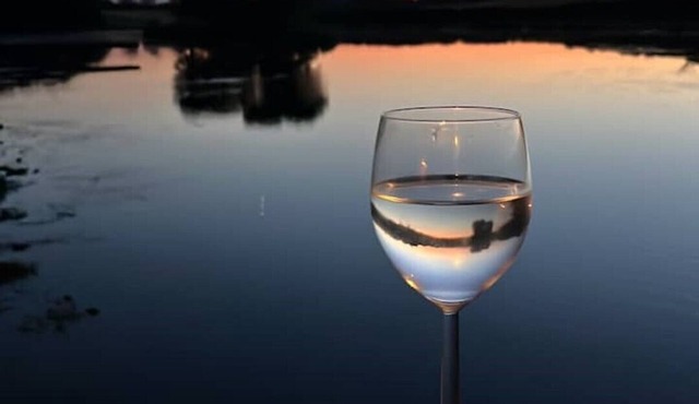 Cedar Lodge - Idyllically situated Lakeside & private hot tub fishing riding