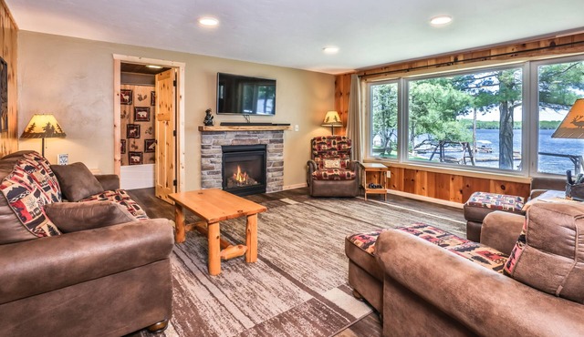 Cedar Lodge: Lakefront Cabin - Wi-Fi, Free Firewood, Generator, No Cleaning Fee!