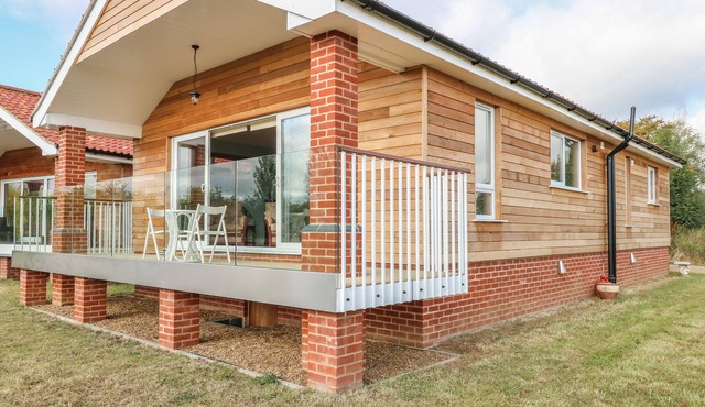 CEDAR LODGE, pet friendly, character holiday cottage in Old Buckenham