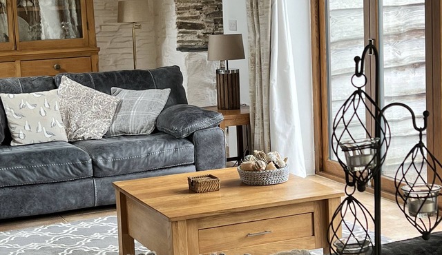 CEDAR LODGE, pet friendly, country holiday cottage in Liskeard