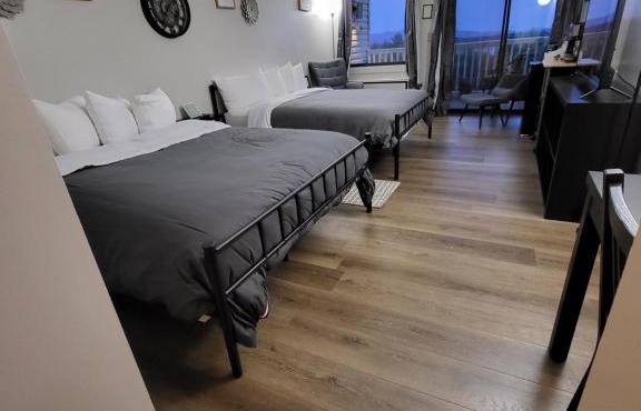 Cedar Lodge Room w/Lake Views!