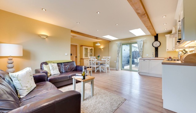 Cedar Lodge - Two Bedroom House, Sleeps 4