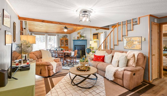 Cedar Loft at The Woods-Vintage Chic Cabin Retreat with Amenities Access