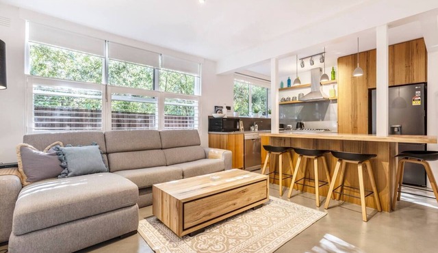 Cedar Loft Contemporary Comfort in Leafy St Kilda