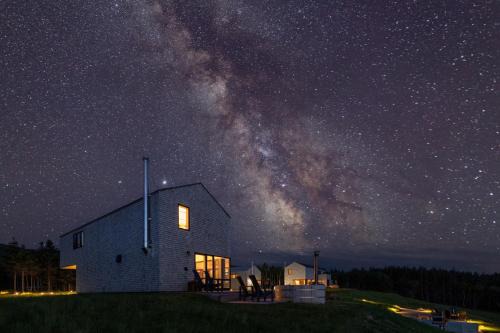 Cedar - Luxury Oceanview Cottage with Hot Tub & Private Beach Access near Cabot Trail