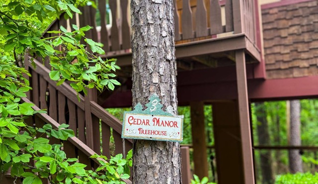Cedar Manor Treehouse with Jacuzzi