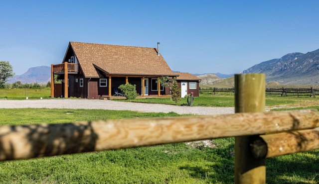 Cedar Mountain Retreat- Hot Tub, Pet Friendly, Mountain Views