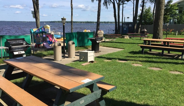 Cedar Oaks Lakeside Resort - Houghton Lake - Formally Ohana/Riviera Resort.
