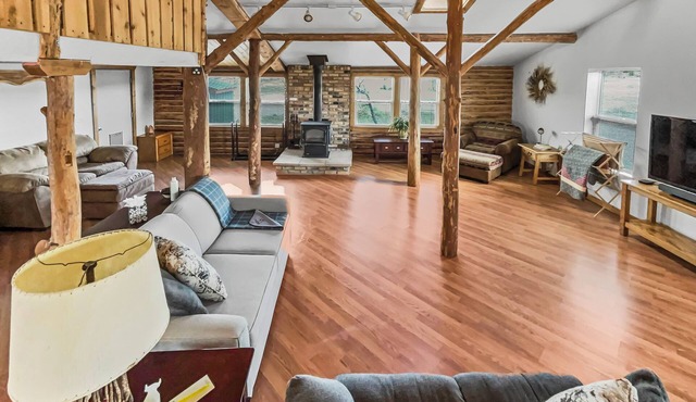 Cedar Off-Grid Cabin w/Garage & Dog Kennel