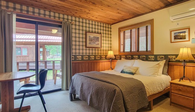 Cedar - pet-friendly room at The Inn At Mazama