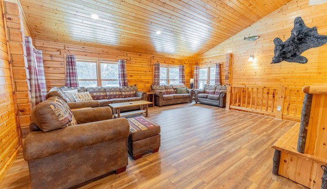 Cedar Pine Lodge & Trails End Barn: Summer Fun for the Whole Family – Spacious Lodge & Barn!