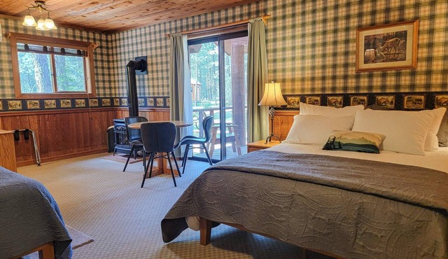 Cedar Plus - large room at The Inn At Mazama