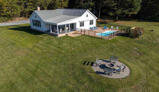 Cedar Point 6.5 Acre Waterfront Family Retreat With Pool And Sandy Beach!