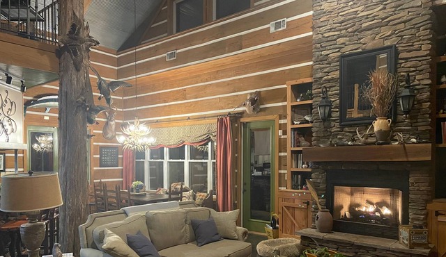 Cedar Point Lodge: Luxury cozy cabin near Oxford, MS