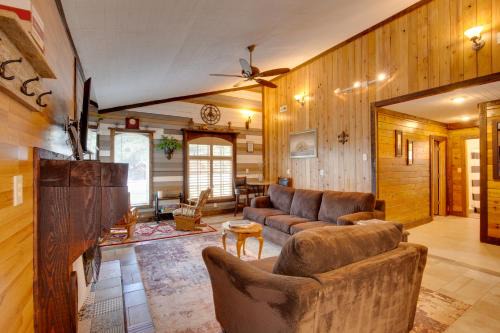 Cedar Pointe - Peaceful Lake Cabin in Odessa