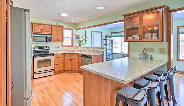 Cedar Rapids Home ~ 3 Mi to Dtwn!