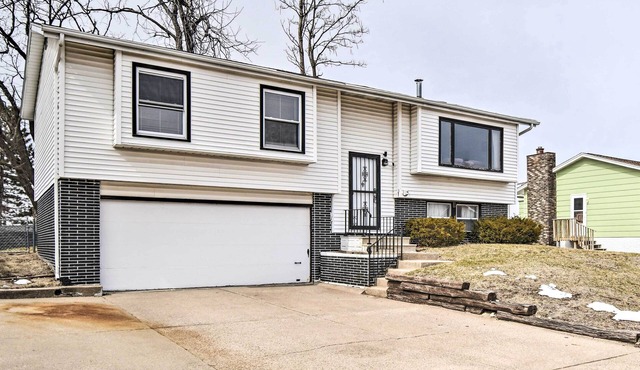 Cedar Rapids Rental w/Yard ~ 6 Mi to Downtown!